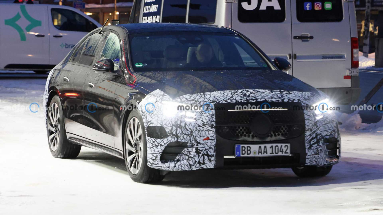 Nuevas fotos espía del Mercedes Clase E 2024 revelan una barra de luces