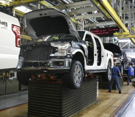 Fabricantes de autos en EEUU aceptan limpiar plantas y no cerrar su producción por coronavirus