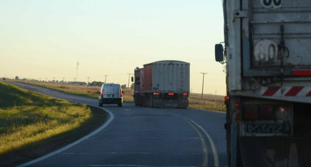 ¿Qué hacer cuando un camión pone la luz de giro izquierda en la ruta?