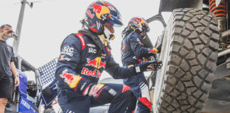 Carlos Sainz sufre un pinchazo en el Rallye Dakar 2021