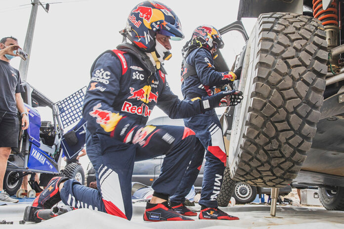 Carlos Sainz sufre un pinchazo en el Rallye Dakar 2021