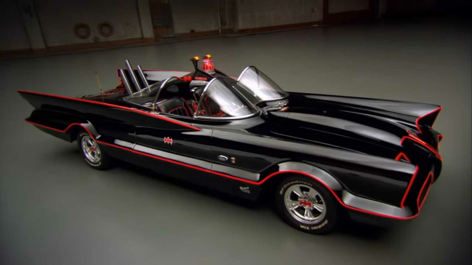 Paquetes de réplicas del Batmobile están basadas en Mustang Chevy V8 ...