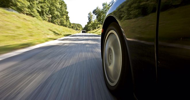 Por qué es peligroso tener llantas lisas o neumáticos gastados