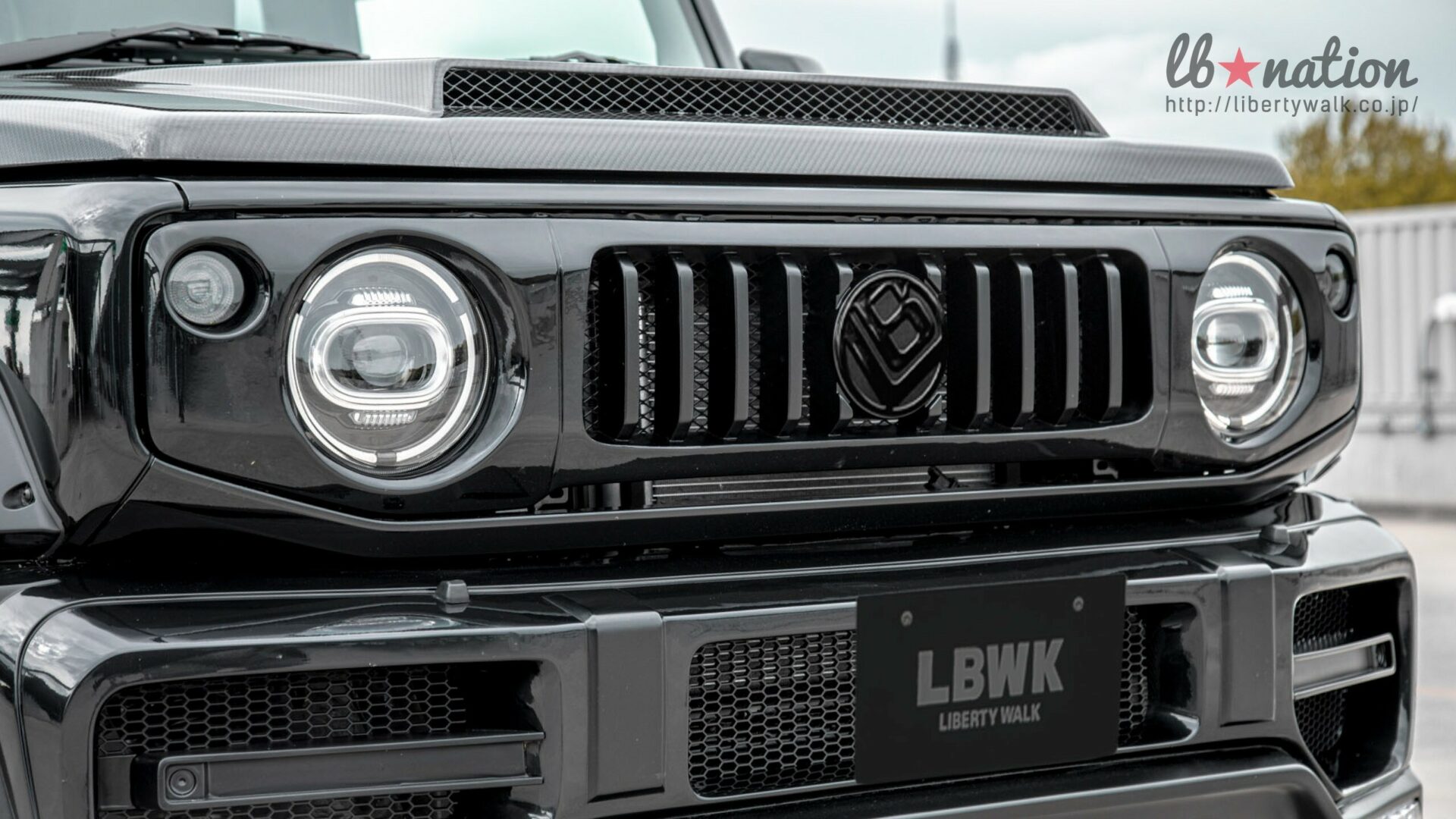 Este Suzuki Jimmy parece un Mercedes Clase G pero más pequeño ...