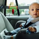 ¿Cuándo poner al bebé mirando hacia adelante en el coche?