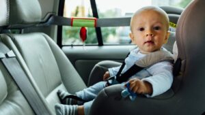 ¿Cuándo poner al bebé mirando hacia adelante en el coche?