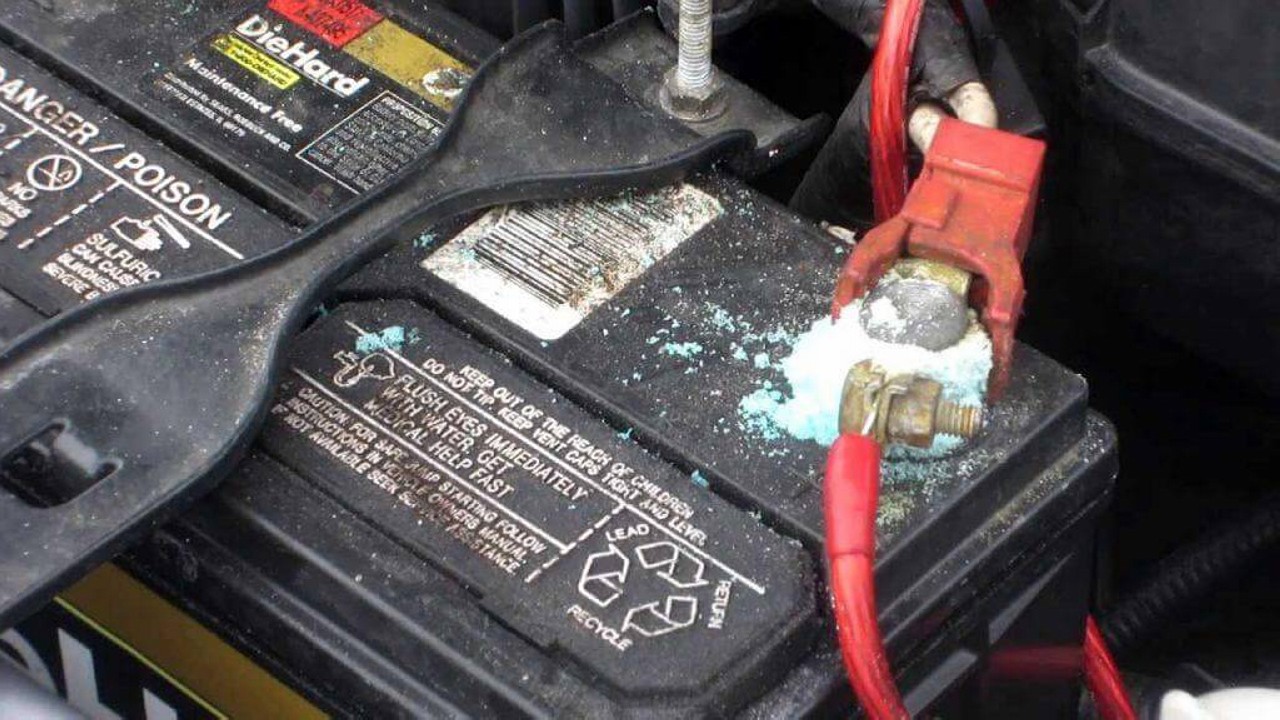 Batería sulfatada: consecuencias, causas y cómo limpiarla para evitar vuelva a pasar