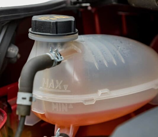 ¿Por qué se baja el nivel del refrigerante? Síntomas, causas y ¿es seguro conducir con asi? Nivel del refrigerante