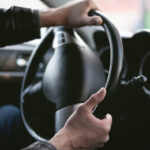 ¿Por qué mi auto se va de lado izquierdo o derecha?