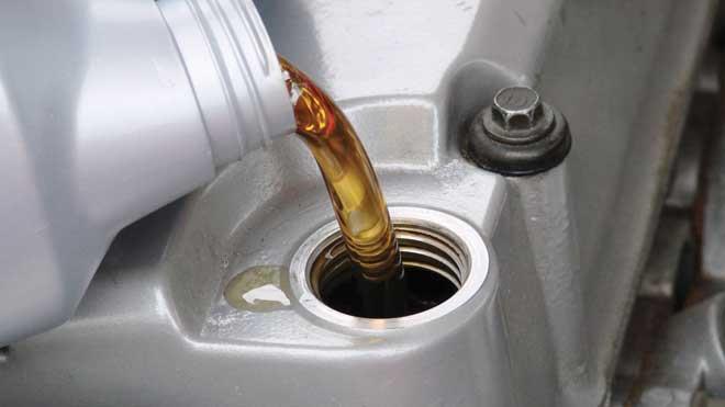 ¿Por qué el aceite de mi carro huele a gasolina?