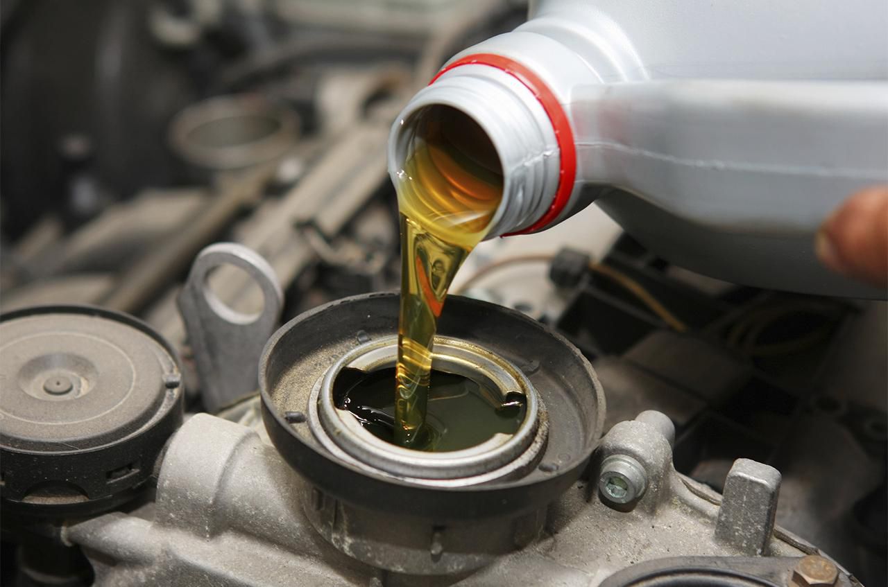 ¿Por qué el aceite de mi carro huele a gasolina?