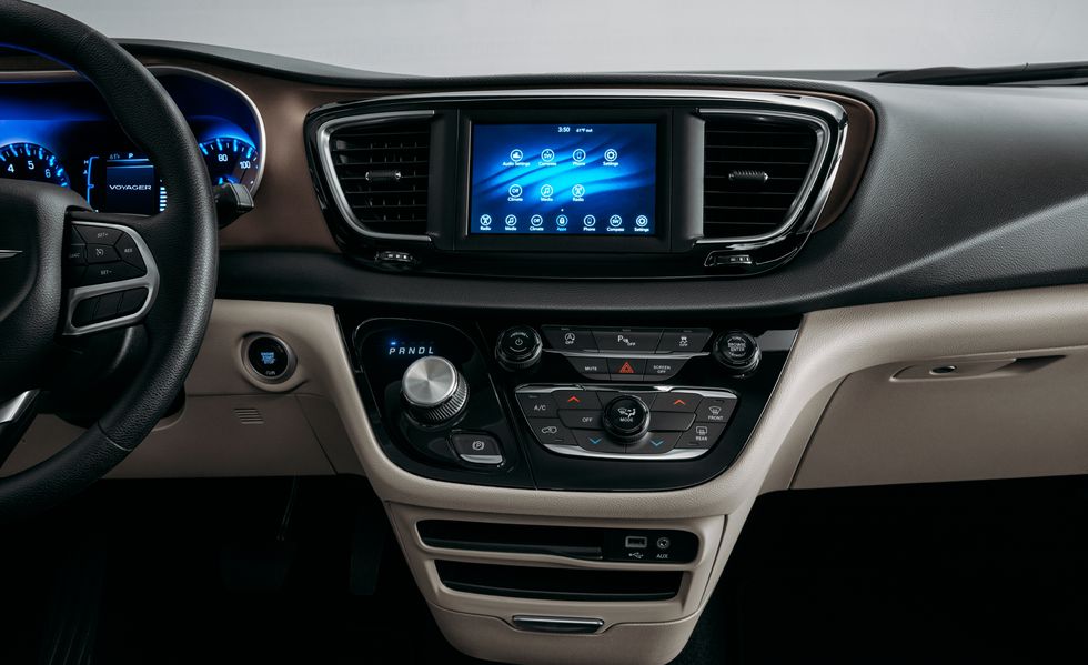 Chrysler Voyager 2022: Precio, ventajas, desventajas, motor, rendimiento (Imágenes y Video)