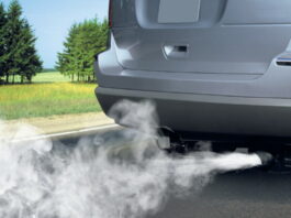 Mi carro echa humo blanco y huele a gasolina (+causas y solución) Mi carro echa humo blanco y huele a gasolina