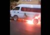 Minibús choca con una moto y la arrastra sacando llamas sin detenerse (+VIDEO VIRAL)