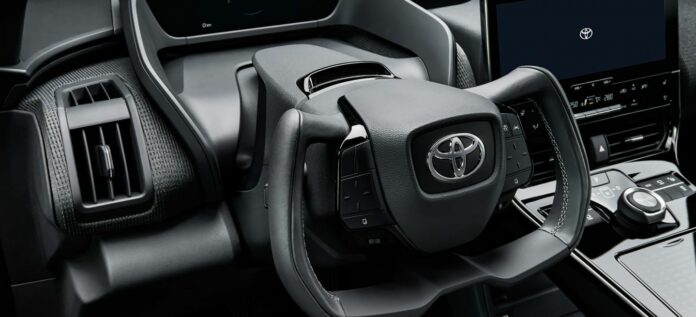 Toyota trae el volante yugo a Europa y adelanta a Tesla