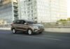 Suzuki Ertiga gris, vista delantera lateral en una avenida