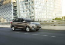 Suzuki Ertiga gris, vista delantera lateral en una avenida