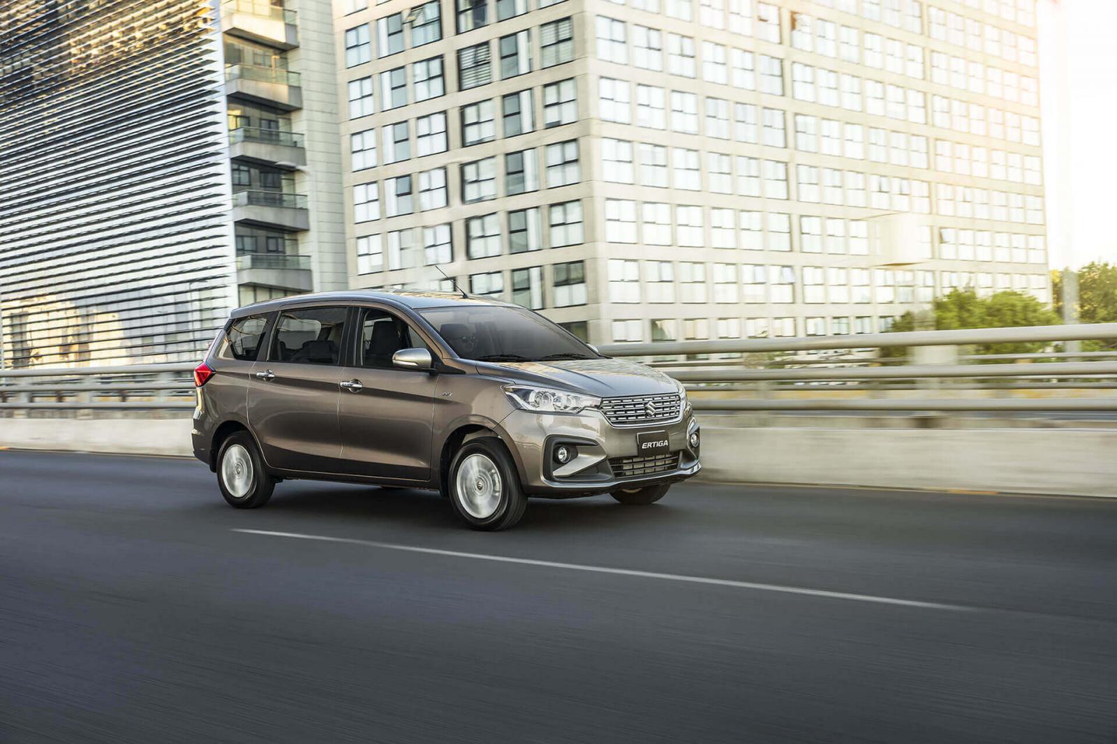 Suzuki Ertiga gris, vista delantera lateral en una avenida