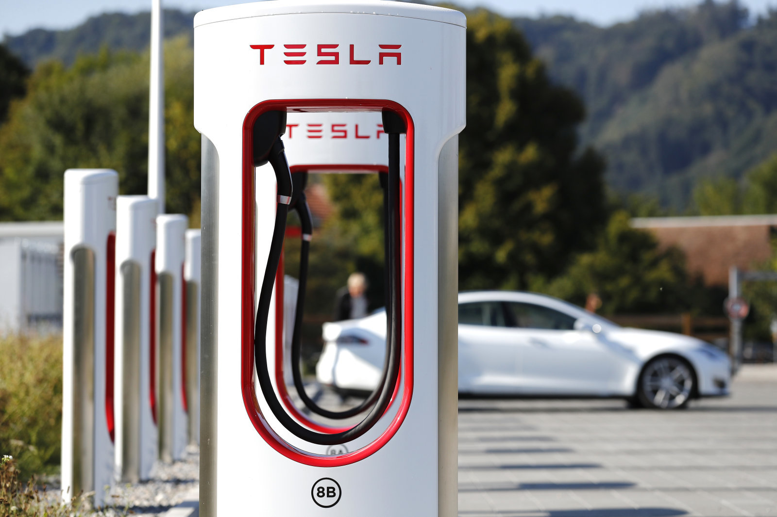 ¿Cuánto tarda en cargar un Tesla?