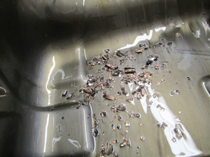 ¿Partículas de metal en el aceite del motor es normal? ¿Por qué