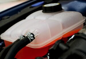 ¿Cuántos litros de refrigerante llevan un auto?