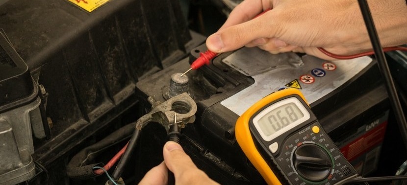 Cómo medir el amperaje de una batería de automóvil