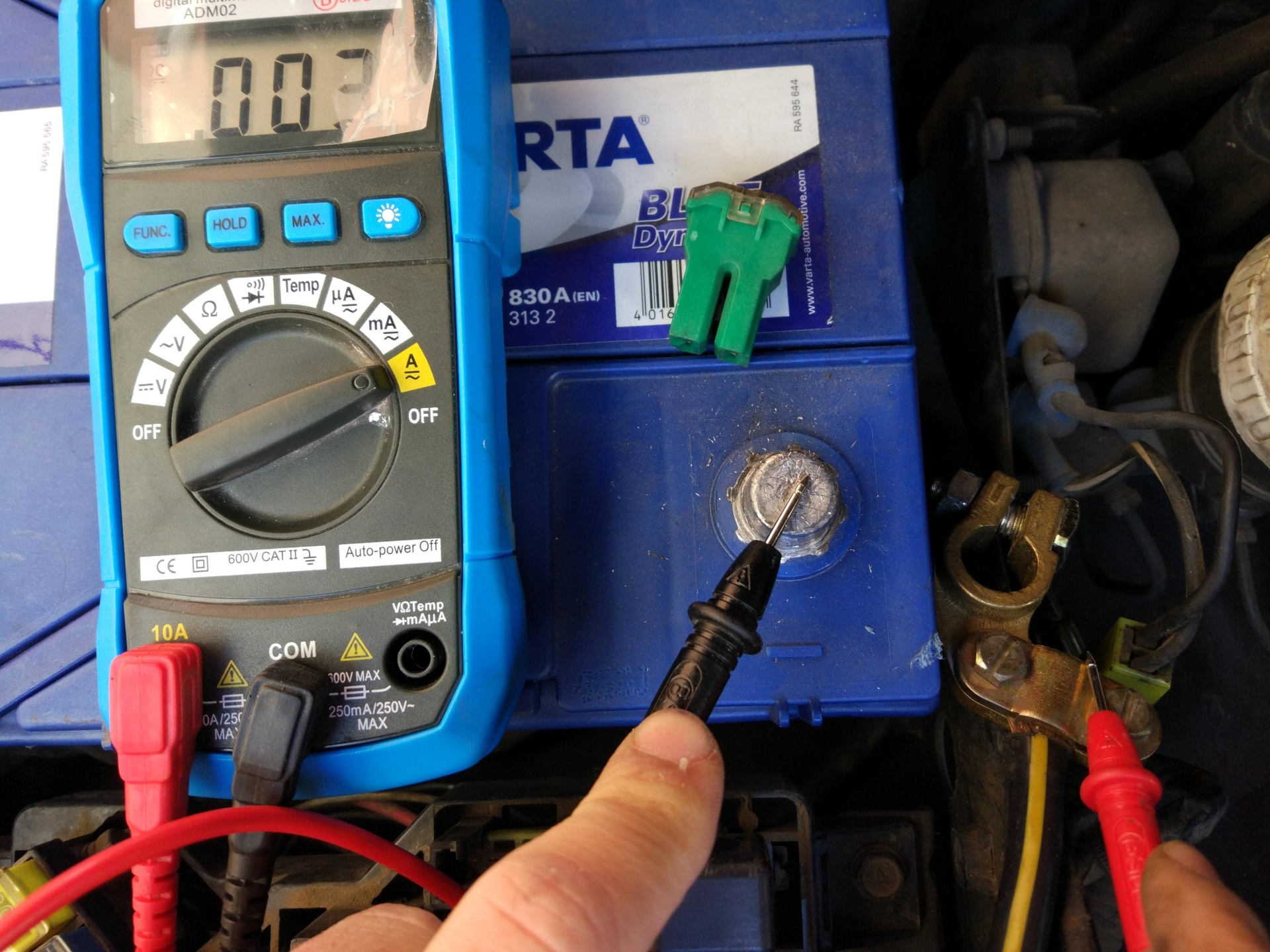 Cómo medir el amperaje de una batería de automóvil