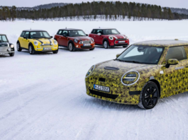 Prototipo de Mini 3 puertas 2023 espiado en Suecia junto a sus predecesores (+VIDEO)