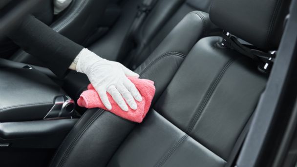 Cómo limpiar los asientos del carro con bicarbonato y vinagre