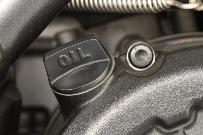Motor consume aceite, pero no humea (+Causas y solución)