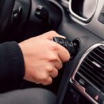 Mi carro no enciende, pero si enciende el tablero