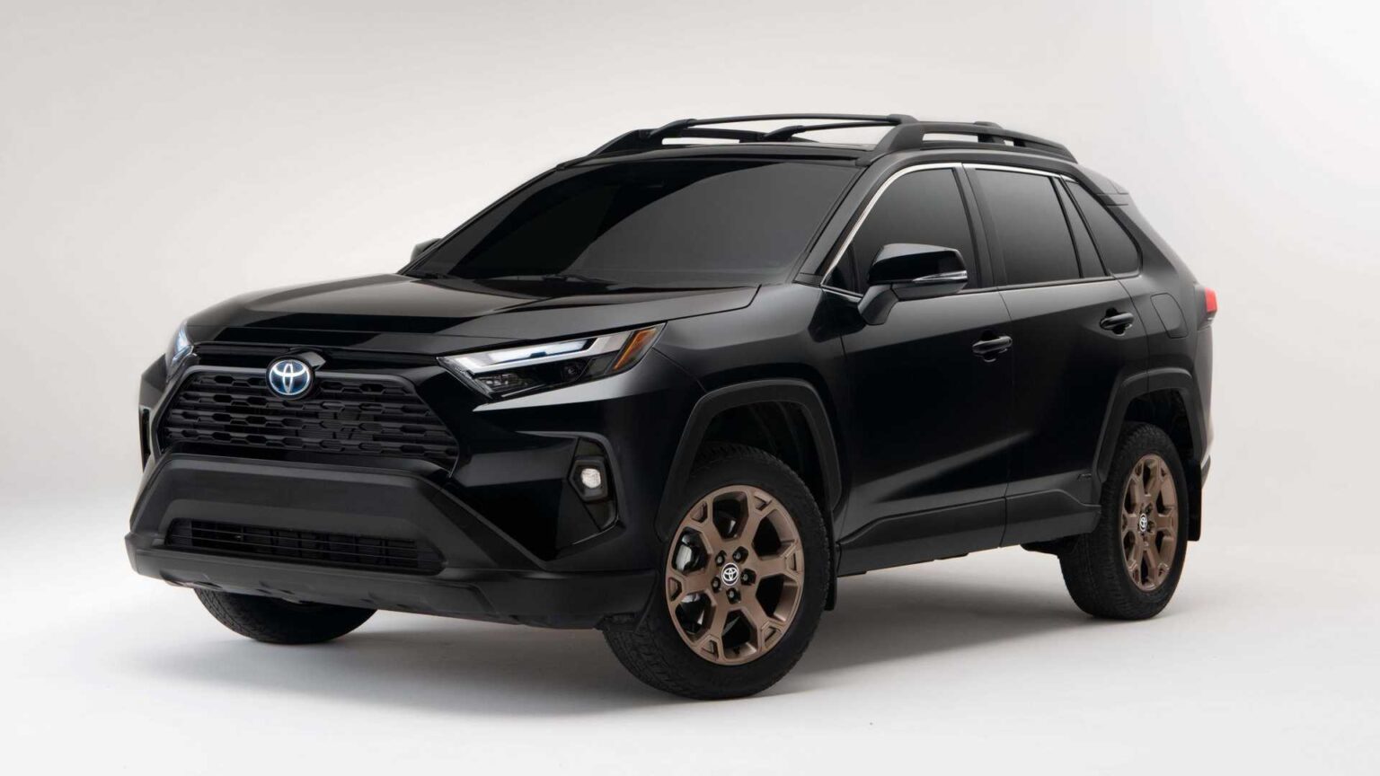 Imágenes del Toyota RAV4 2023 en su nueva versión Hybrid Woodland