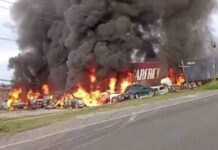 México – Un tráiler se estrella y provoca incendio de 25 vehículos en Tabasco