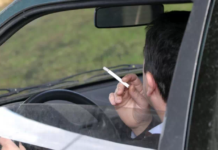 Médicos de España insisten en que no se debe fumar dentro de los coches
