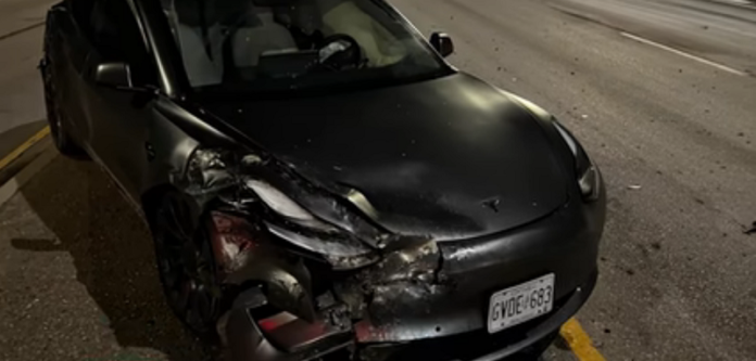 Oficial de policía choca contra un Tesla Model S Plaid