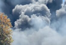 EEUU – Cuerpo de bomberos enfrenta voraz incendio de 500 autos en condado de Fresno