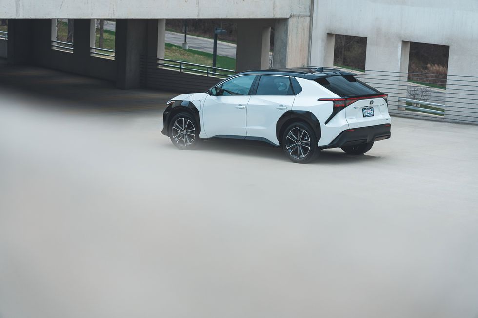 Toyota bZ4X 2023: Precios, motor, interior, especificaciones (+imágenes y videos)
