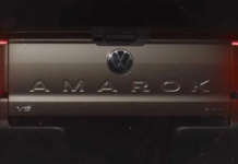 Adelanto del VW Amarok 2023 revela puerta trasera con insignia V6