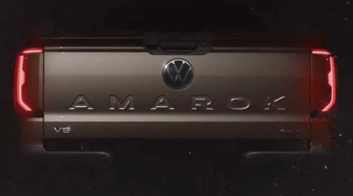 Adelanto del VW Amarok 2023 revela puerta trasera con insignia V6