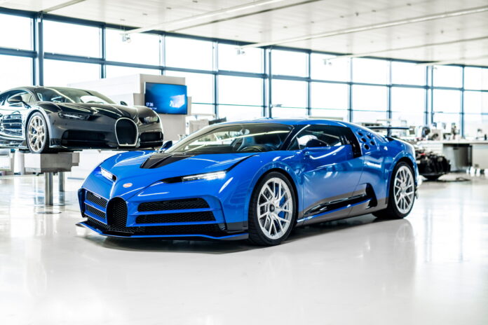 Bugatti reveló el primer Centodieci de producción terminado en azul EB110