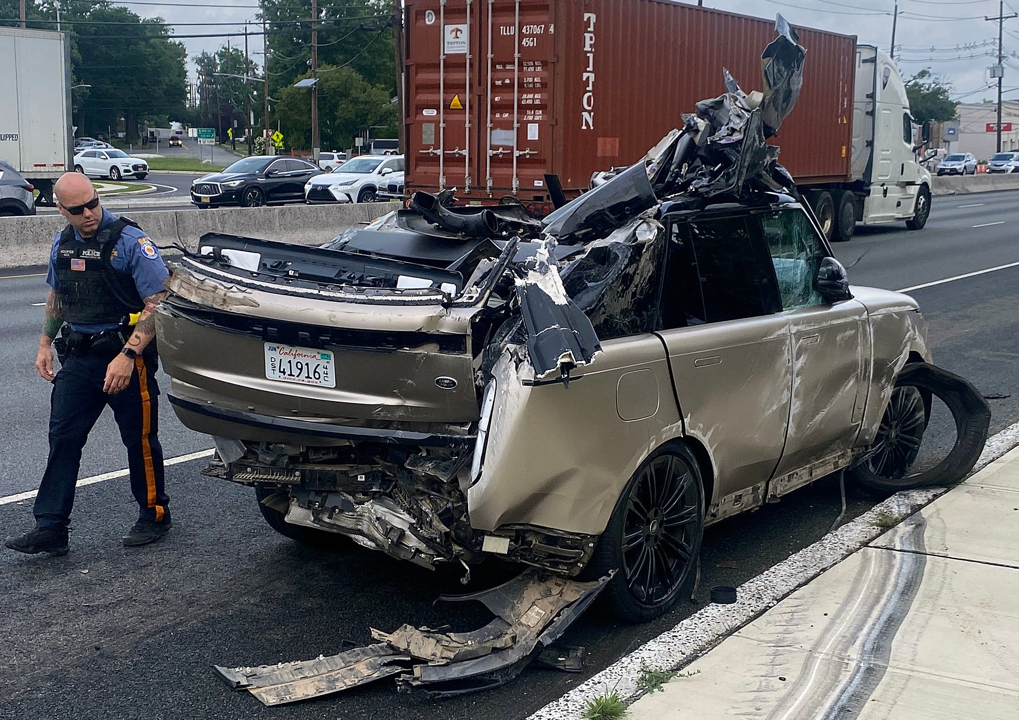 Camioneta Range Rover destrozada tras caerse de un transportador de autos