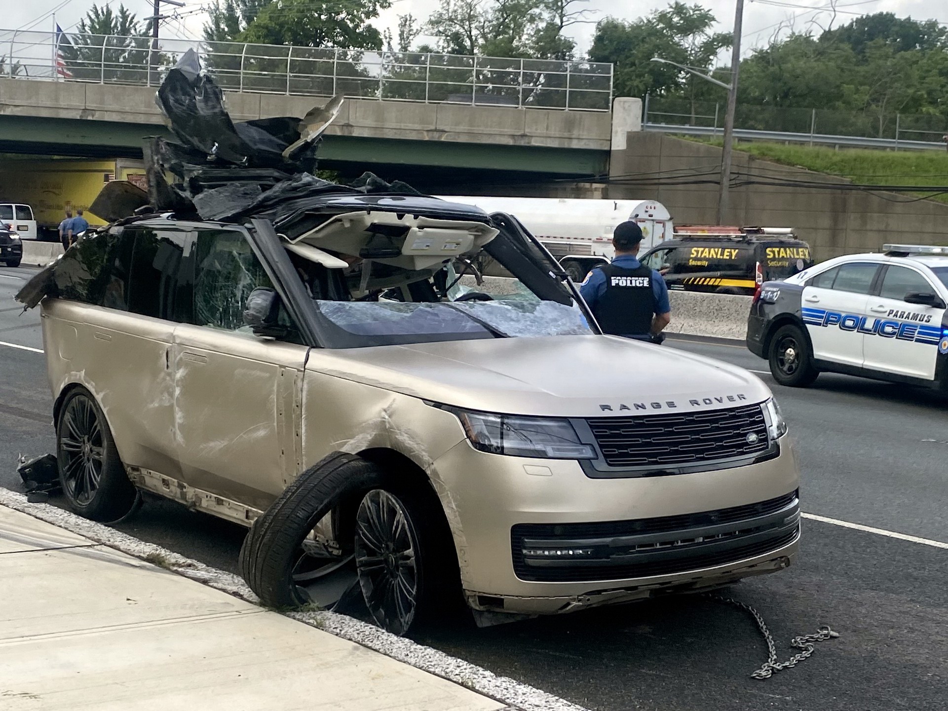 Nueva Range Rover destrozada tras accidente