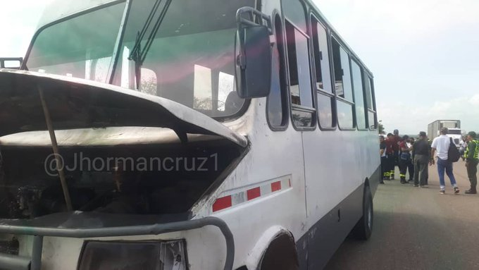 Autobus incendiado vía Maracaibo