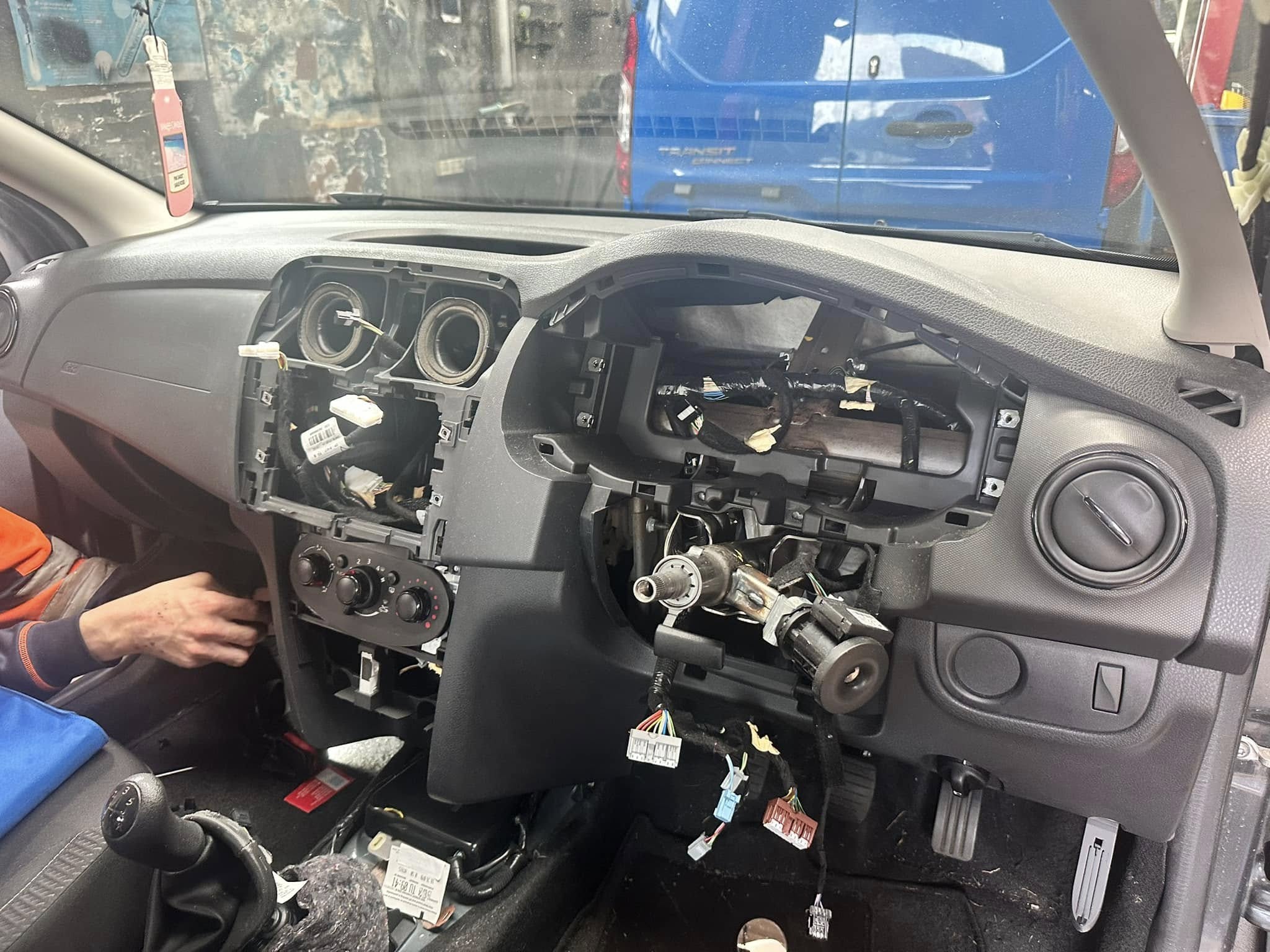 Salpicadero de un coche completamente desmontado en un taller para una reparación intensiva del sistema de climatización.