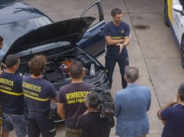Bombero comparte guía rescate en coches eléctricos
