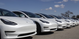Tesla podría perder su licencia para vender autos en California