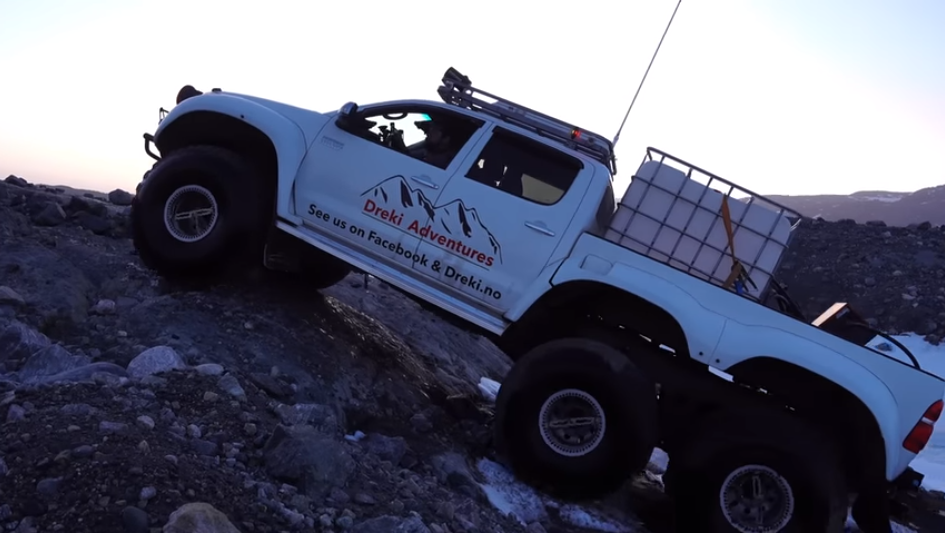 Toyota Hilux AT44 la Monster Truck