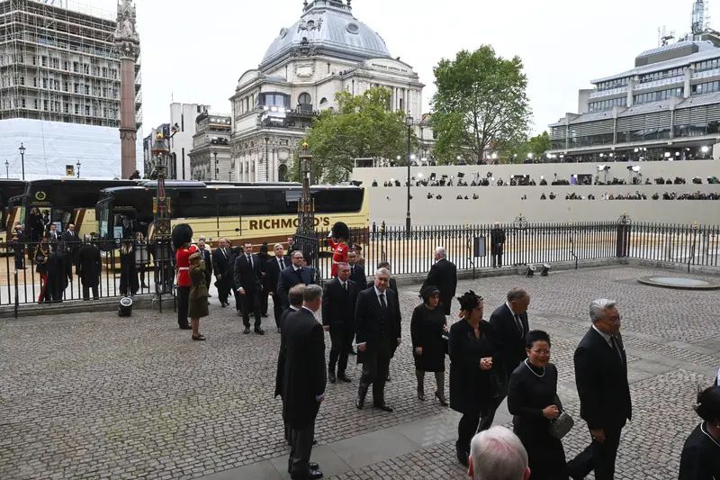 Líderes mundiales se amontonaron en un autobús para asistir al funeral de la Reina Isabel II, menos uno
