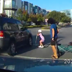Camioneta casi atropella a una niña en scooter en California
