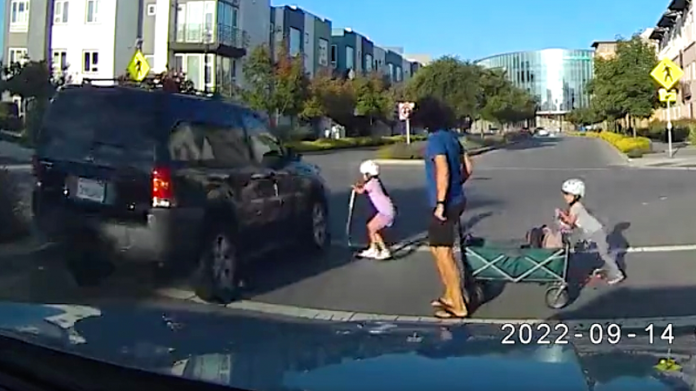 Camioneta casi atropella a una niña en scooter en California